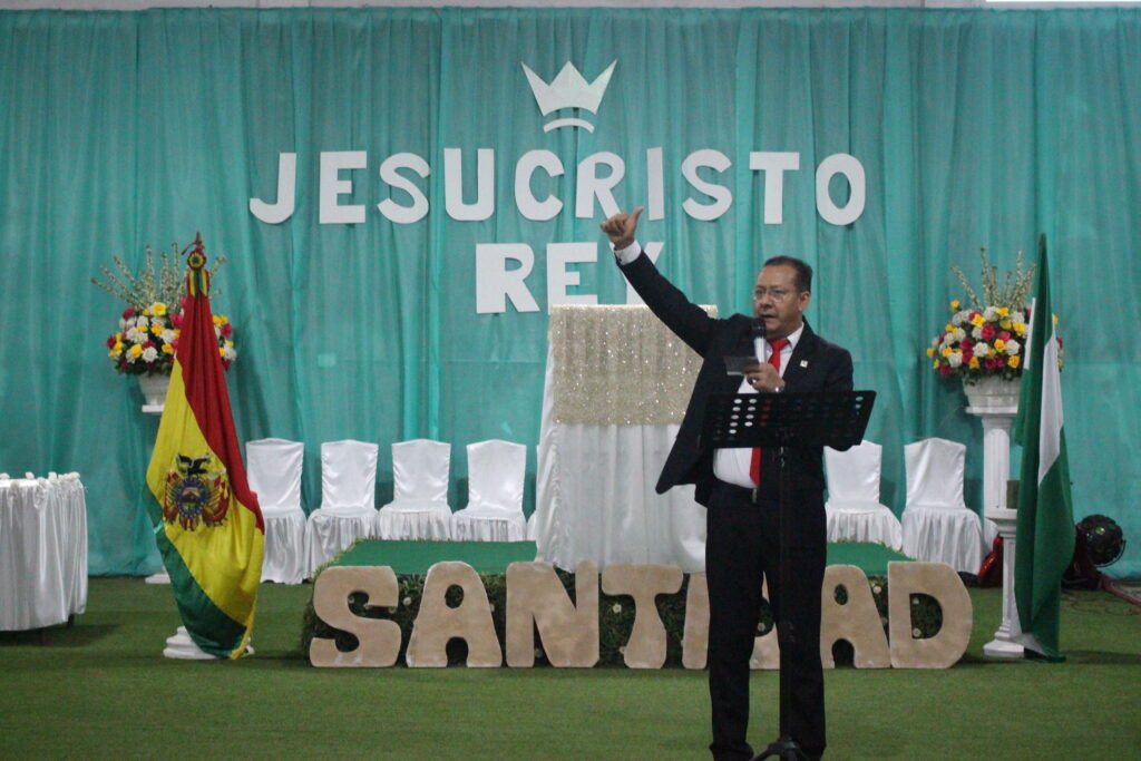 Caballero Yepes, Pastor de la Iglesia Jesucristo Rey.